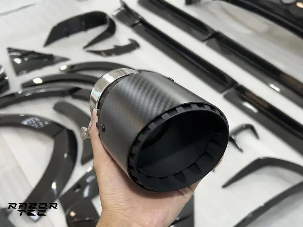 ASTON MARTIN DBX CARBON FIBER BODY KIT EVO