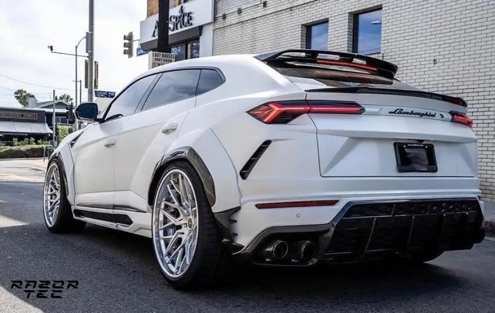 LAMBORGHINI URUS CARBON FIBER WIDE BODY KIT