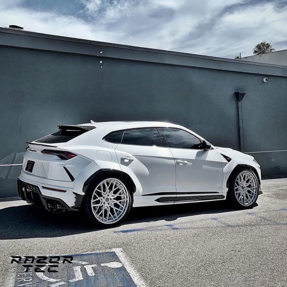 LAMBORGHINI URUS CARBON FIBER WIDE BODY KIT
