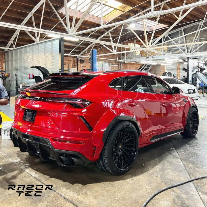 LAMBORGHINI URUS CARBON FIBER WIDE BODY KIT